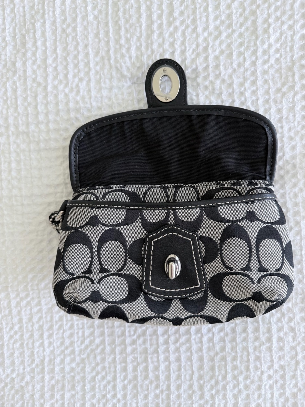Y2K Coach Signature Canvas Turnlock Wristlet in Grey & Black - Picture 5 of 7